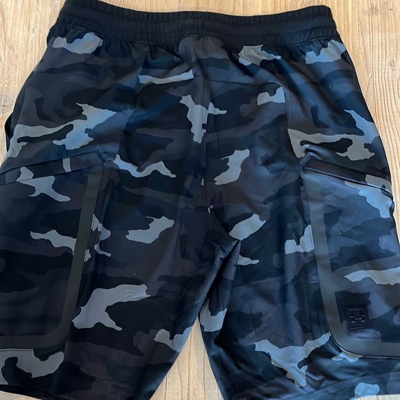 Under Armour Men's Camo unstoppable Shorts - Picture 2 of 5